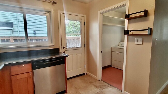 Building Photo - Charming 2 Bed, 1 Bath in Vibrant Sellwood!
