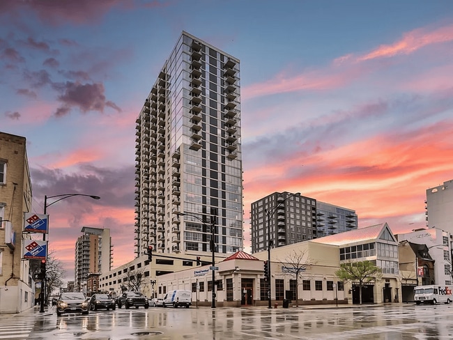 Building Photo - 1212 N La Salle Dr