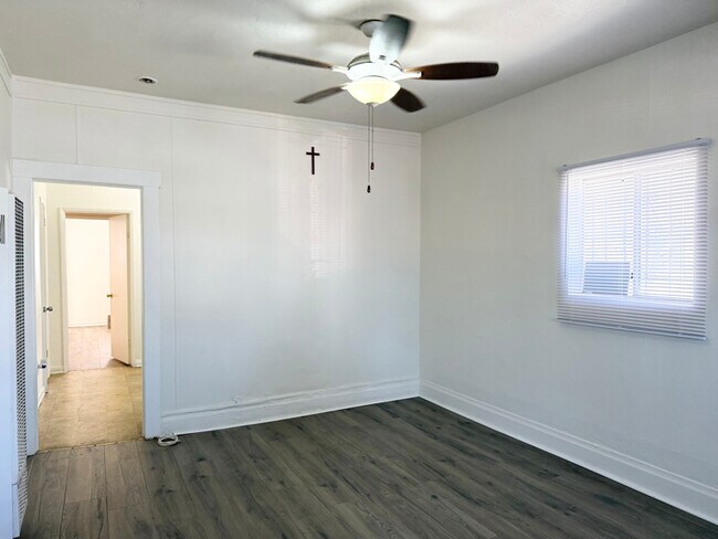 Foto del edificio - 1016 1/2 W 108th St