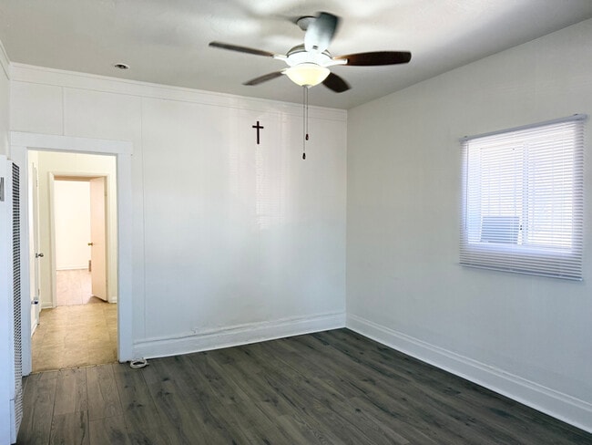 Photo - 1016 1/2 W 108th St House