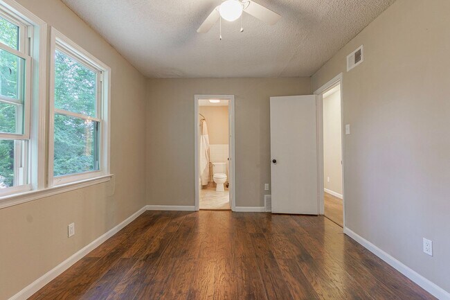 Foto del edificio - 4BR/1.5BA split-level in Grandview Heights