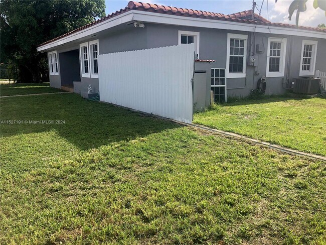 Building Photo - 525 SW 68th Ave
