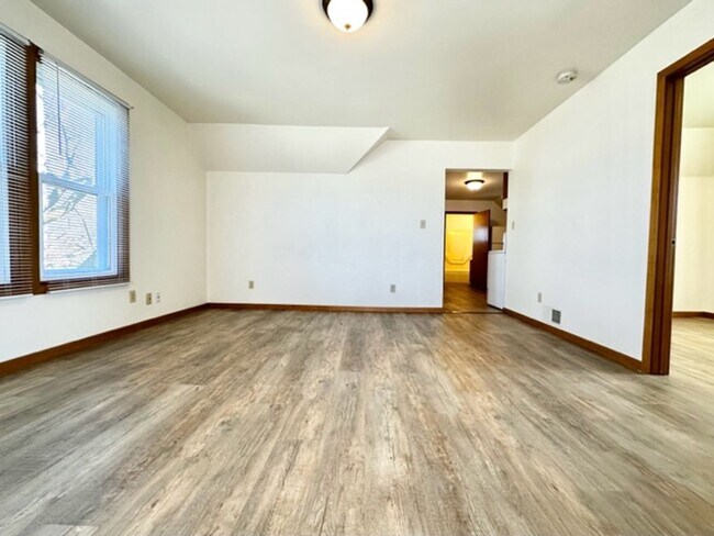 Building Photo - 3105 Mero St - Duplex