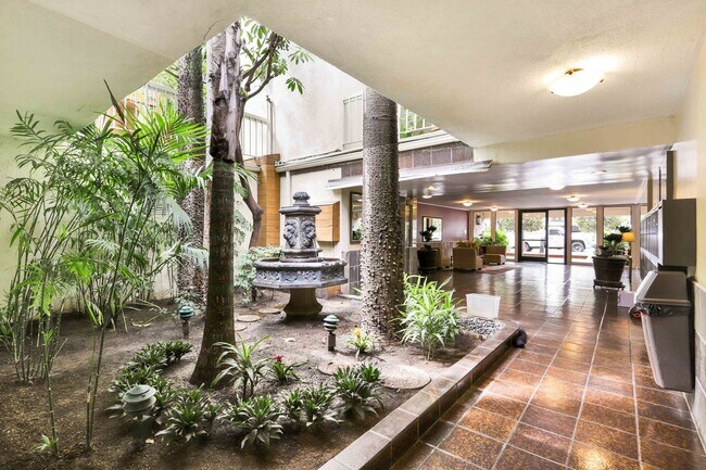 Foto del edificio - 1230 N Sweetzer Ave