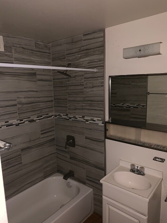 Building Photo - Affordable 1 Bedroom Condo In Central Las ...