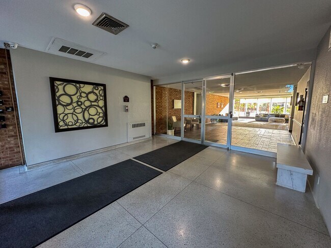 Foto del edificio - Location is everything! Partially furnishe...