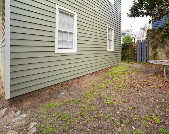 Building Photo - Beautiful Upstairs Apartment near Crosstown
