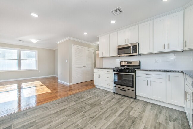 Kitchen - 623 Chetwood St