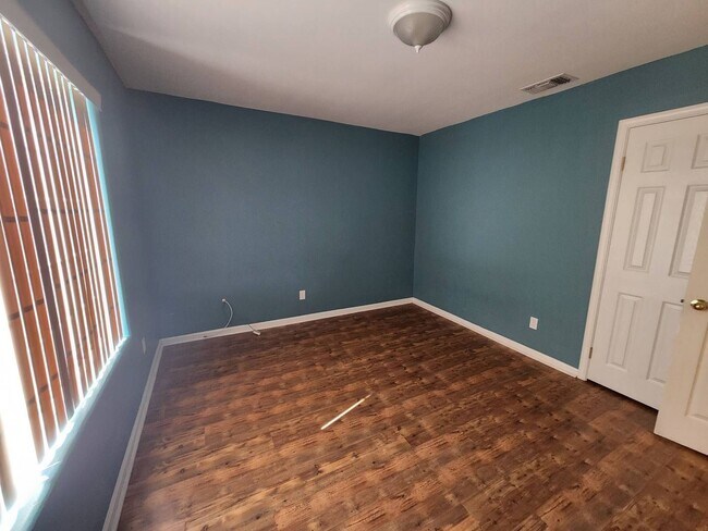 Foto del edificio - $300 MOVE IN SPECIAL!! 4 Bedroom home AVAI...