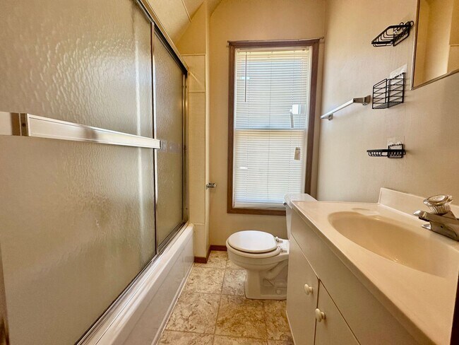 Foto del edificio - Peteyboy Properties LLC-437 W Jackson A &amp; B