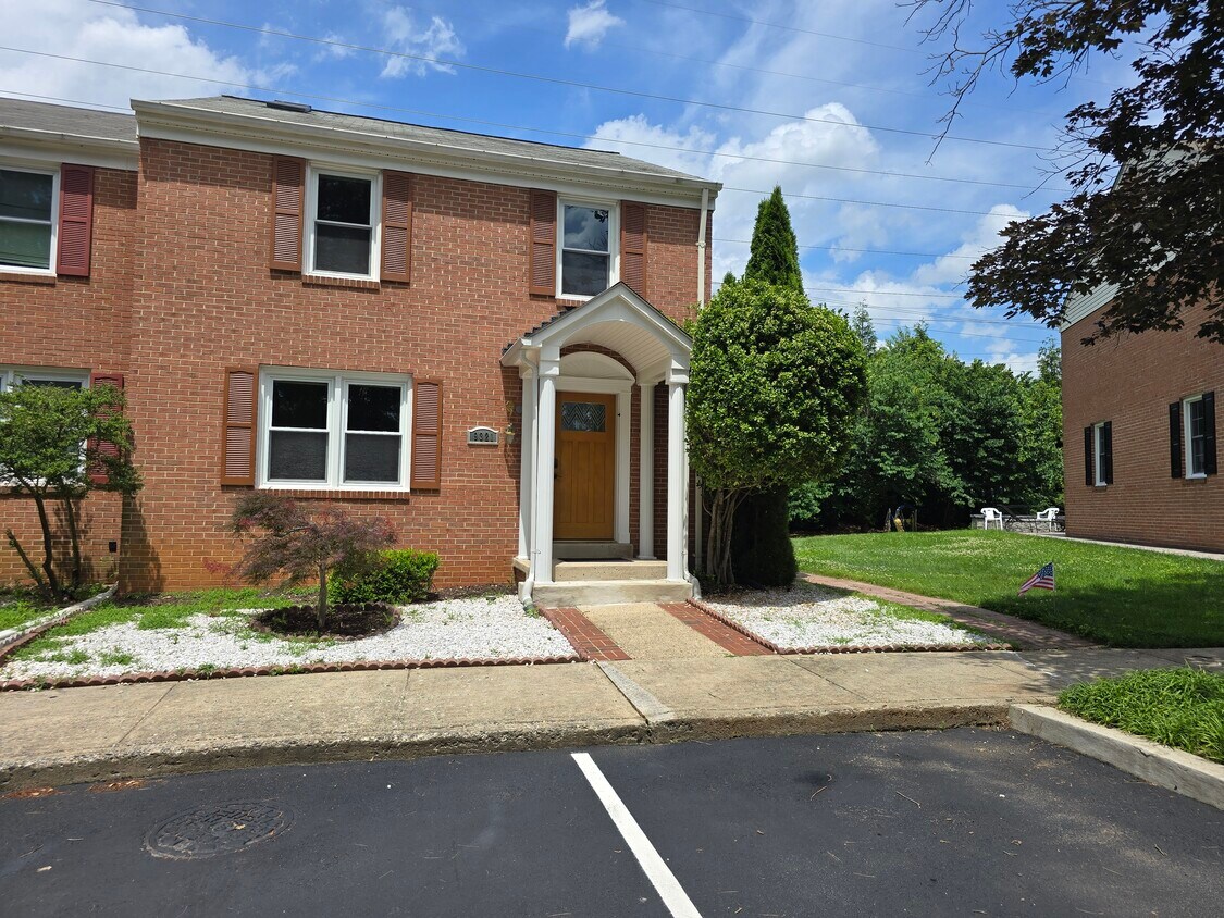 Foto principal - 9321 Bentridge Ave
