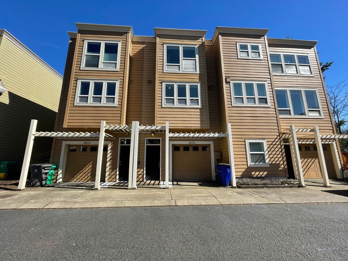Primary Photo - Spacious 2 Bed 2.5 Bath + Bonus Room Townh...