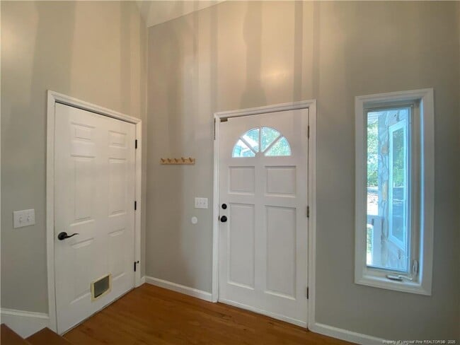 Building Photo - 462 Crown Point