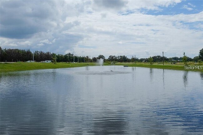 Foto del edificio - 1950 Lake Ridge Blvd