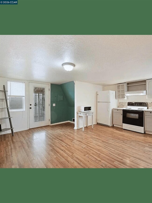 Building Photo - 326 1/2-E 1/2 Locust St