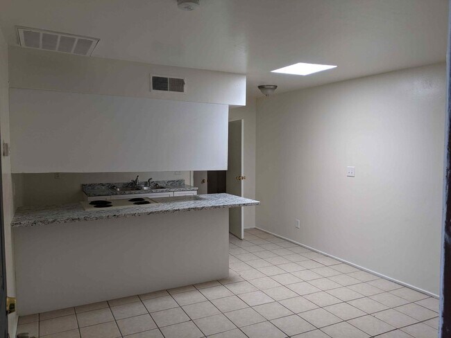 Foto del edificio - STUDIO & 1 Bath Remodeled. ALL UTILITIES I...