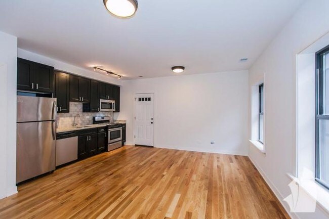 Foto del edificio - 0 bedroom in Chicago IL 60625