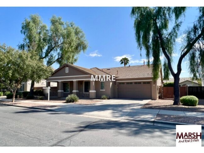 Foto del edificio - Beautiful 4 bedroom home with community po...