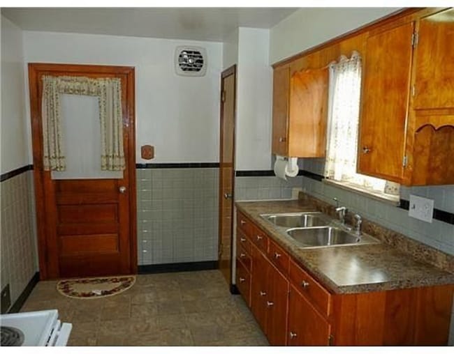 Building Photo - 310 Onyx Ave