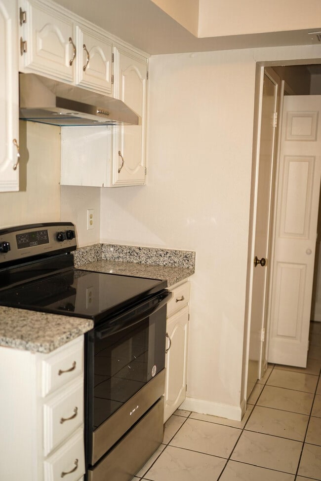 Building Photo - Room in House on Corona Dr