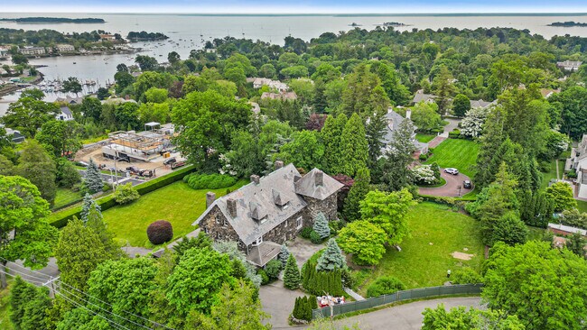 Foto del edificio - 432 Field Point Rd