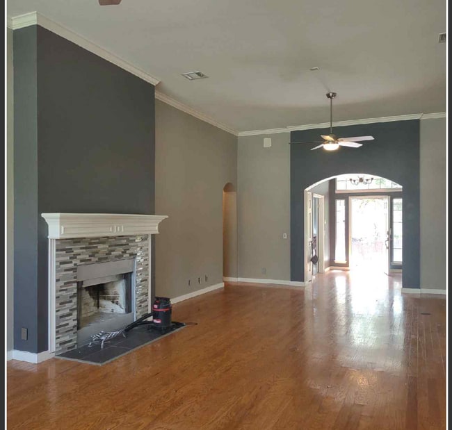 Building Photo - 11914 Loomis Dr