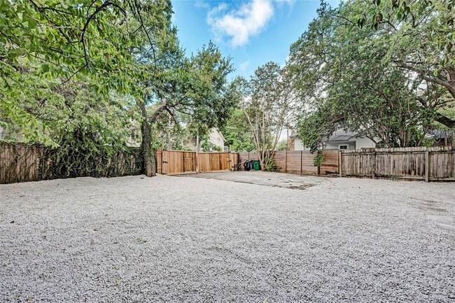 Foto del edificio - 1111 W 22 1/2 St