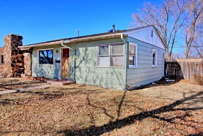 Building Photo - Classic Charm in a Central Location