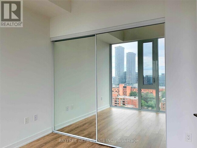 Photo du bâtiment - 158 Front St E