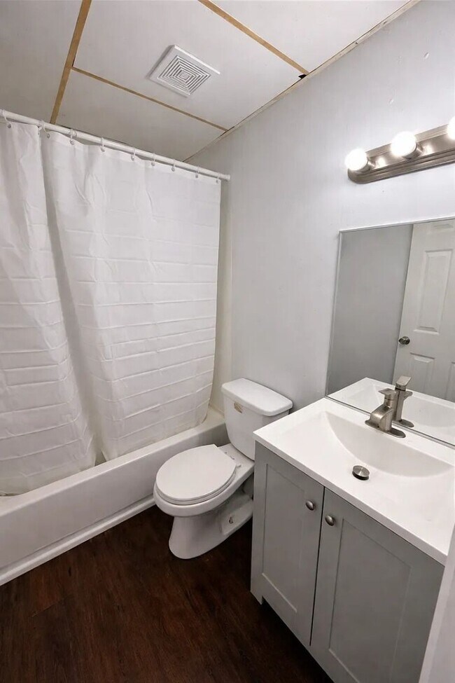 Foto del edificio - Renovated 1-Bedroom Apartment | Available Now | Housing Vouchers Accepted