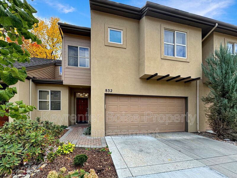 Primary Photo - 832 E Riverpark Ln