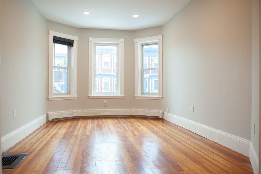 Primary Photo - 19 Rowell St