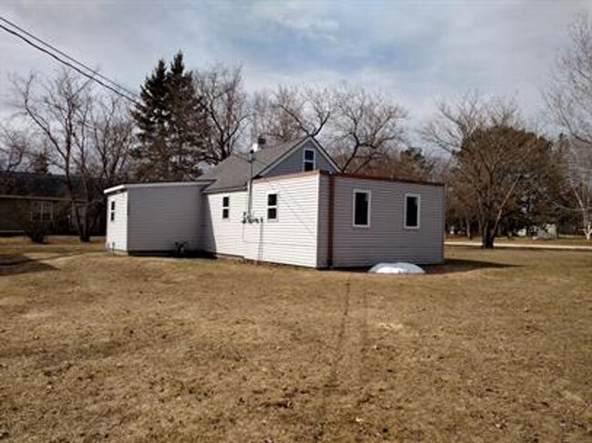 Building Photo - 2 bedrom/ 1 Bathroom