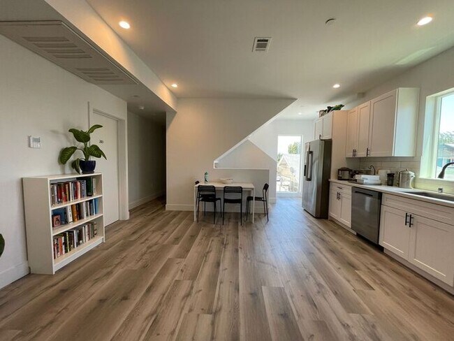Photo - Student Accommodation Los Angeles CA 90018 Townhome