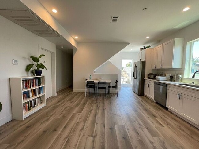 Building Photo - Student Accommodation Los Angeles CA 90018