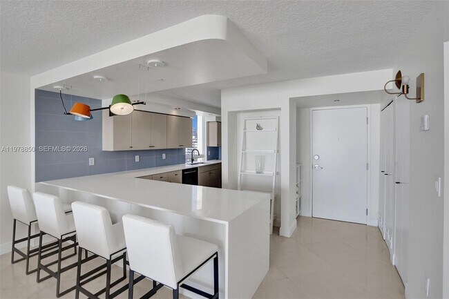 Foto del edificio - 6917 Collins Ave