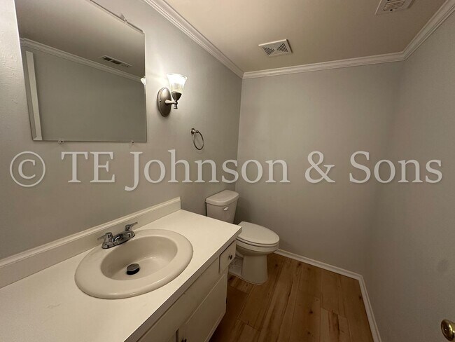 Building Photo - Luxurious 3-Bedroom Townhome in Sherwood W...