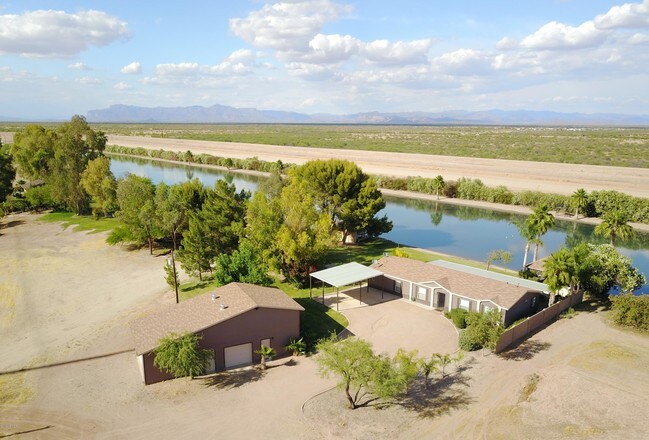 Foto del edificio - 8564 E Lake Rd