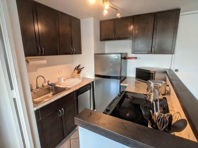 Foto del edificio - Fully Furnished 1-Bed 1-Bath Mountain Views @ Island Colony