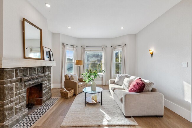 Foto del edificio - OPEN HOUSE: Sunday (8/9) from 4:00pm-4:30pm. Beautiful Remodeled 2-Story 3BR/1BA Single Family Ho...