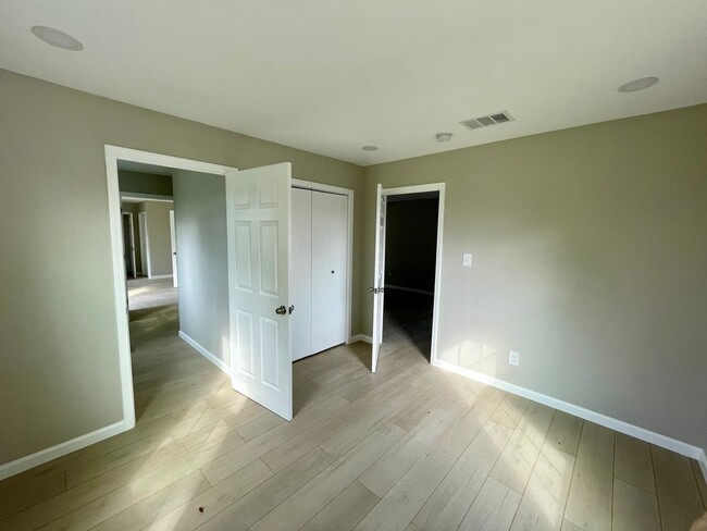 Building Photo - 503 Hill St