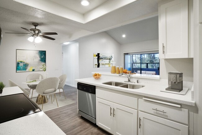 Interior Photo - River Oaks