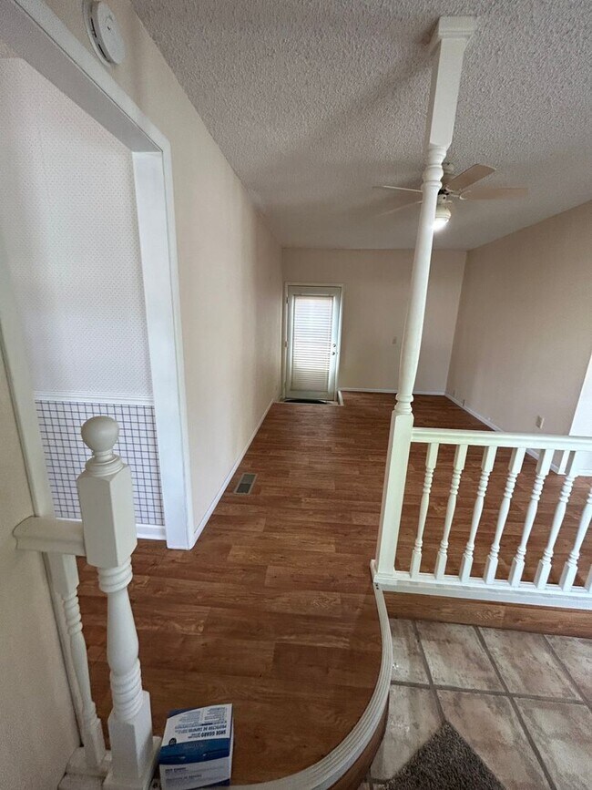 Building Photo - 302 6th Ave W