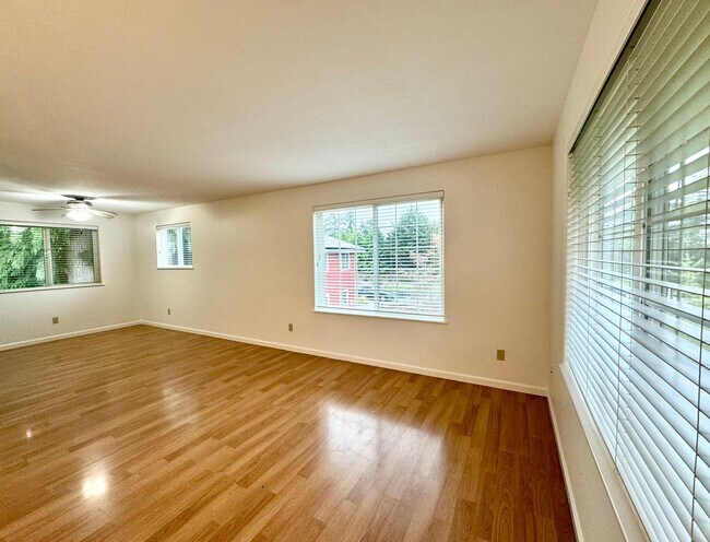 Building Photo - Lovely Kingston 3 bedroom available now