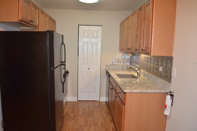 kitchen - 501 Golden Cir