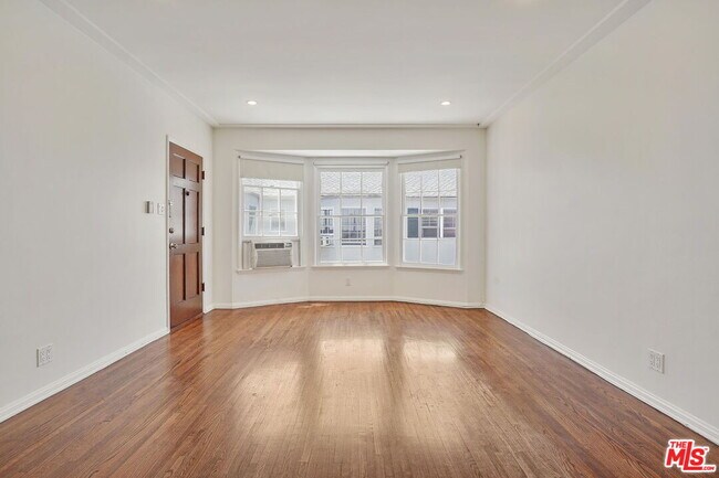 Building Photo - 644 1/2 S Dunsmuir Ave
