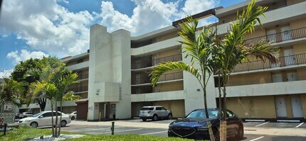 Building Photo - 8870 Fontainebleau Blvd