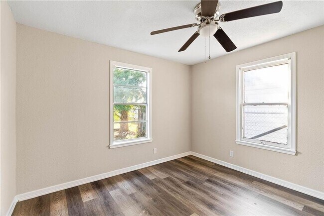 Foto del edificio - TWO BEDROOM ONE BATH UP FRONT WITH BACK APARTMENT