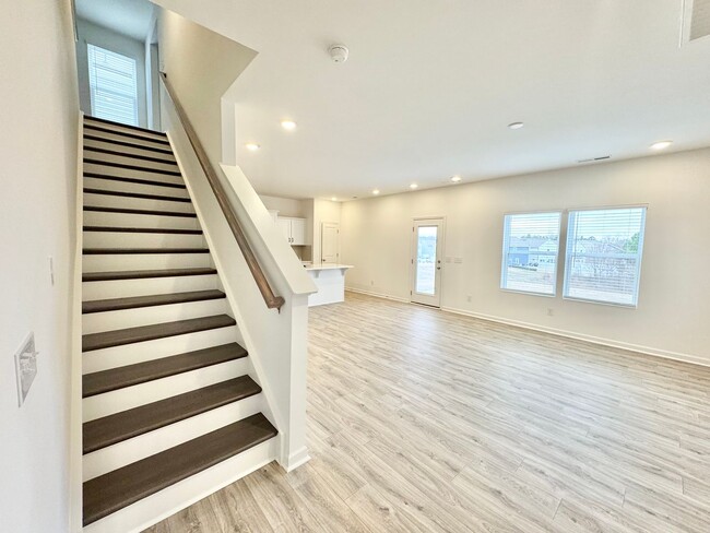 Building Photo - BEAUTIFUL New 3 br 2.5 ba home with loft and  lux primary suite