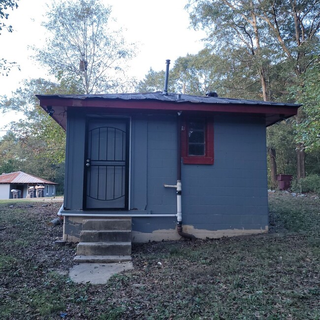 Building Photo - Renovated 2 bedroom home Phenix City